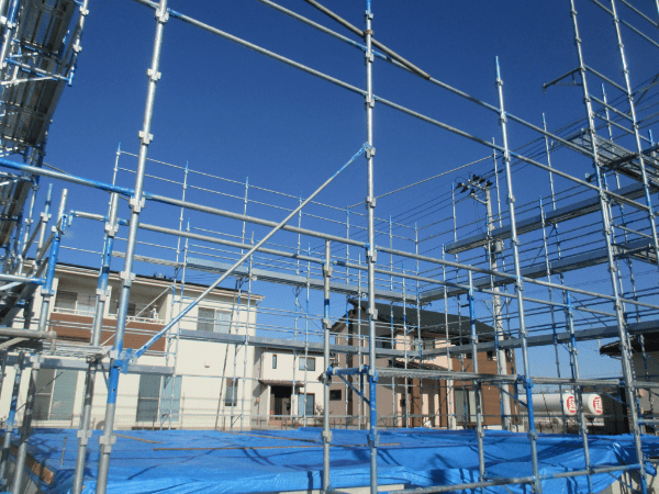 青い空と建設現場の鉄骨