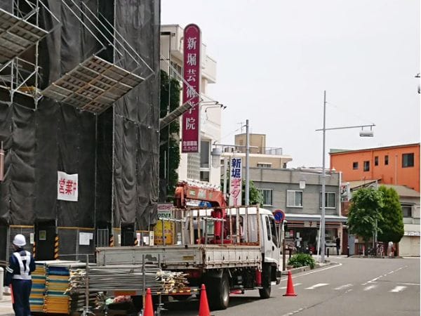 青い空と建設現場の鉄骨